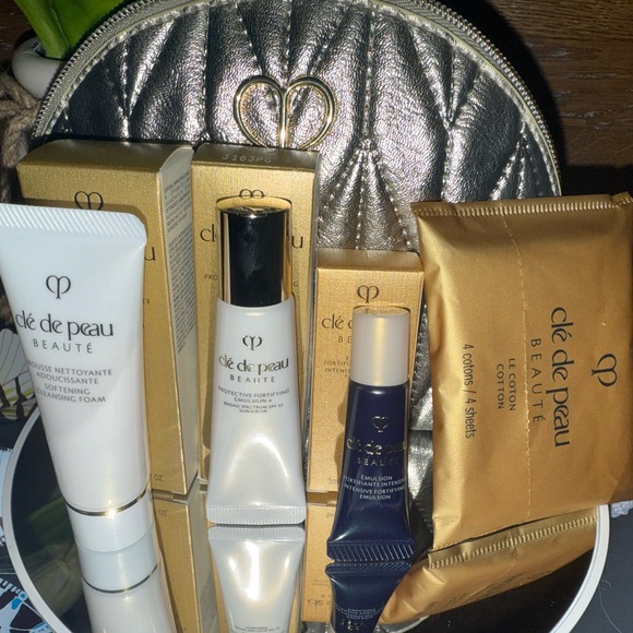 Clé de Peau Beauté Skincare Set - Picture 1 of 5